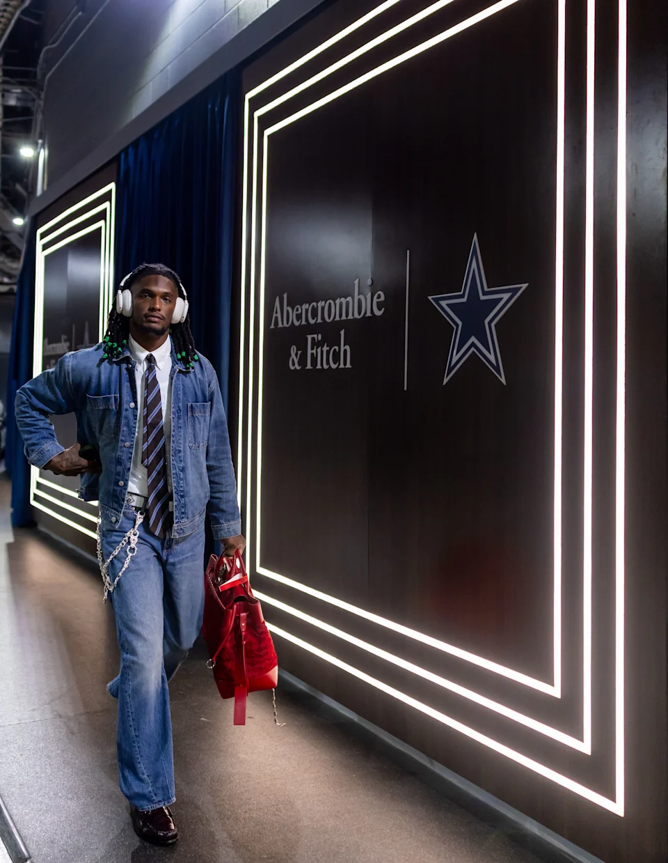 Abercrombie Gets Its Own Closet Inside the Dallas Cowboys Cheerleaders' Locker Room — photo 2