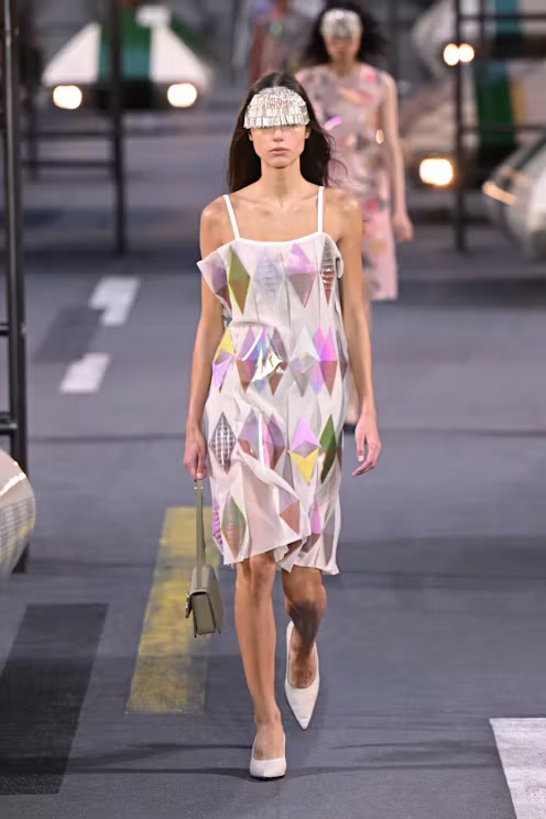 Louis Vuitton Closes Paris Fashion Week by Turning the Louvre Into an Airport Runway — photo 3