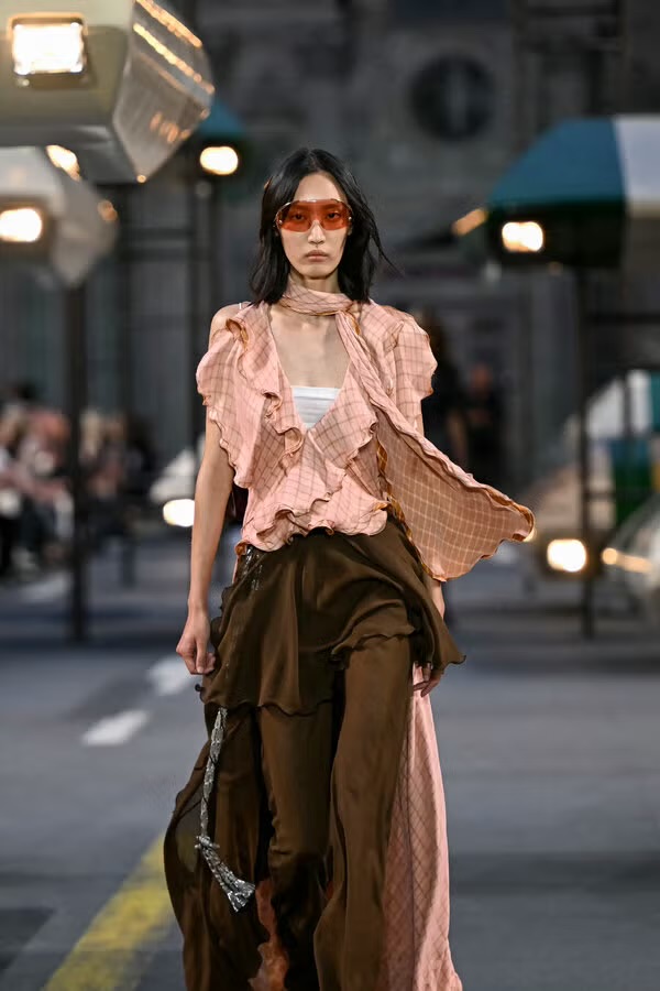 Louis Vuitton Closes Paris Fashion Week by Turning the Louvre Into an Airport Runway — photo 1