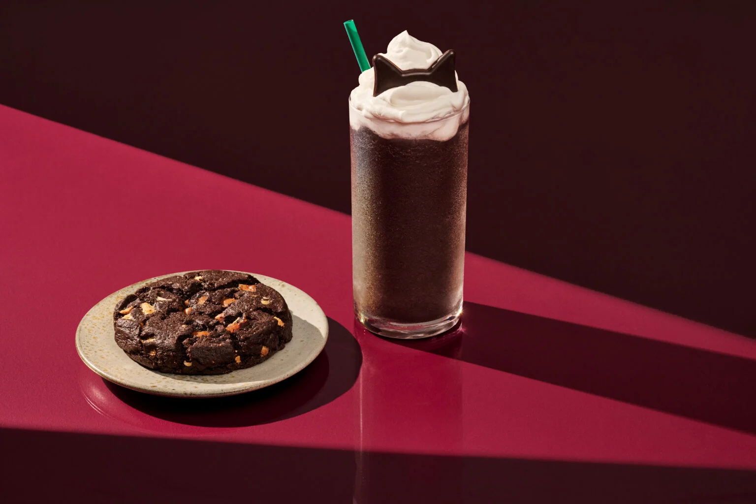 Starbucks Drags a 1990s Sitcom Cat Out of Retirement to Sell a Frappuccino